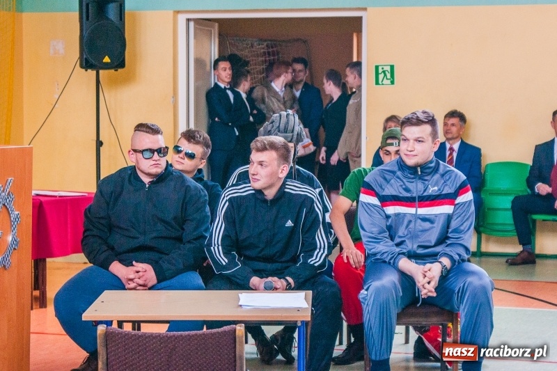 Zdjęcie w galerii na portalu naszraciborz.pl: Pożegnania nadszedł czas. Absolwenci Mechanika odebrali swoje świadectwa wiadomości z regionu