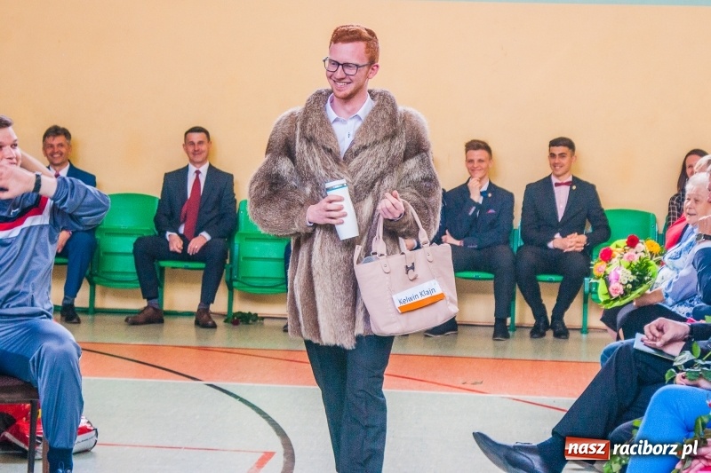 Zdjęcie w galerii na portalu naszraciborz.pl: Pożegnania nadszedł czas. Absolwenci Mechanika odebrali swoje świadectwa wiadomości z regionu