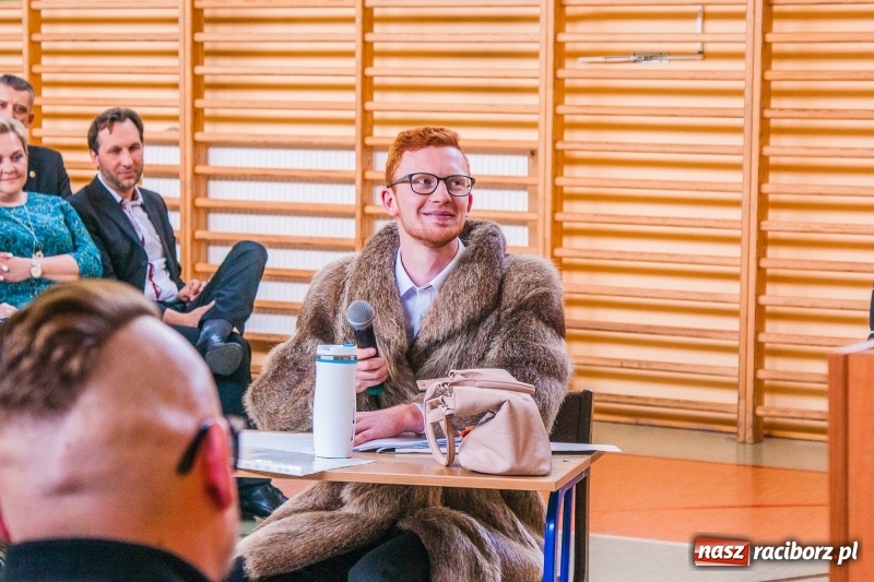 Zdjęcie w galerii na portalu naszraciborz.pl: Pożegnania nadszedł czas. Absolwenci Mechanika odebrali swoje świadectwa wiadomości z regionu