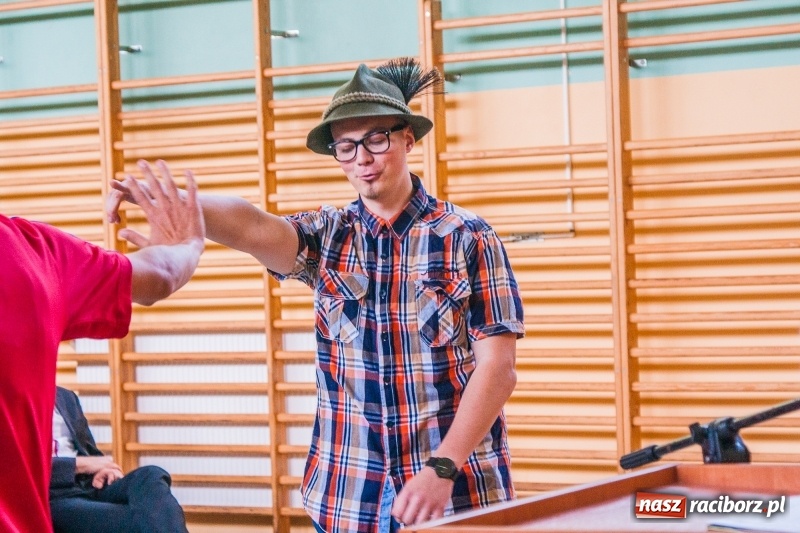 Zdjęcie w galerii na portalu naszraciborz.pl: Pożegnania nadszedł czas. Absolwenci Mechanika odebrali swoje świadectwa wiadomości z regionu