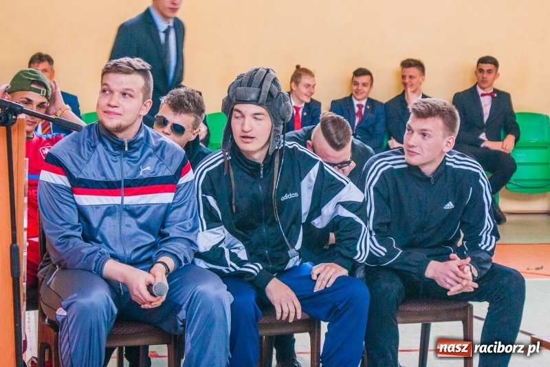 Zdjęcie w galerii na portalu naszraciborz.pl: Pożegnania nadszedł czas. Absolwenci Mechanika odebrali swoje świadectwa wiadomości z regionu