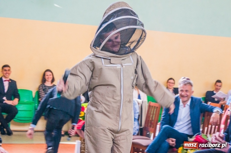 Zdjęcie w galerii na portalu naszraciborz.pl: Pożegnania nadszedł czas. Absolwenci Mechanika odebrali swoje świadectwa wiadomości z regionu