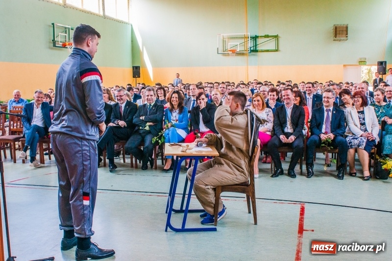 Zdjęcie w galerii na portalu naszraciborz.pl: Pożegnania nadszedł czas. Absolwenci Mechanika odebrali swoje świadectwa wiadomości z regionu