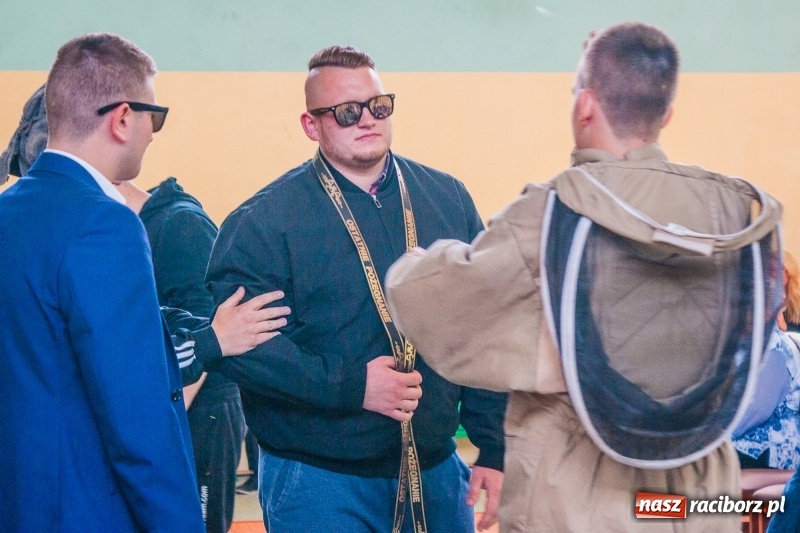 Zdjęcie w galerii na portalu naszraciborz.pl: Pożegnania nadszedł czas. Absolwenci Mechanika odebrali swoje świadectwa wiadomości z regionu