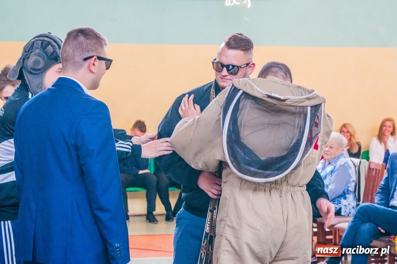 Zdjęcie w galerii na portalu naszraciborz.pl: Pożegnania nadszedł czas. Absolwenci Mechanika odebrali swoje świadectwa wiadomości z regionu