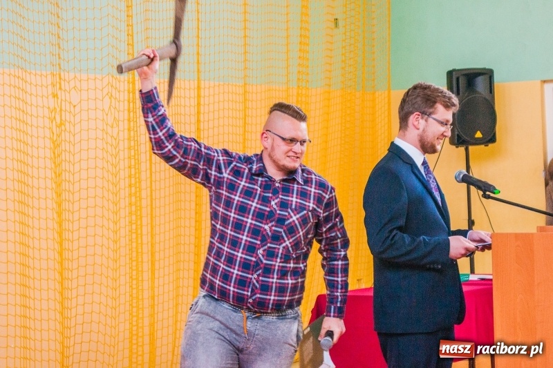 Zdjęcie w galerii na portalu naszraciborz.pl: Pożegnania nadszedł czas. Absolwenci Mechanika odebrali swoje świadectwa wiadomości z regionu