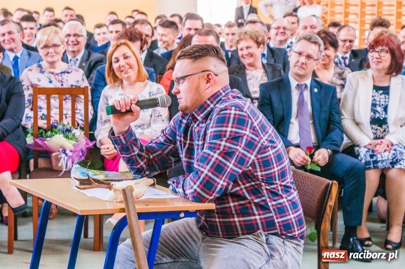 Zdjęcie w galerii na portalu naszraciborz.pl: Pożegnania nadszedł czas. Absolwenci Mechanika odebrali swoje świadectwa wiadomości z regionu