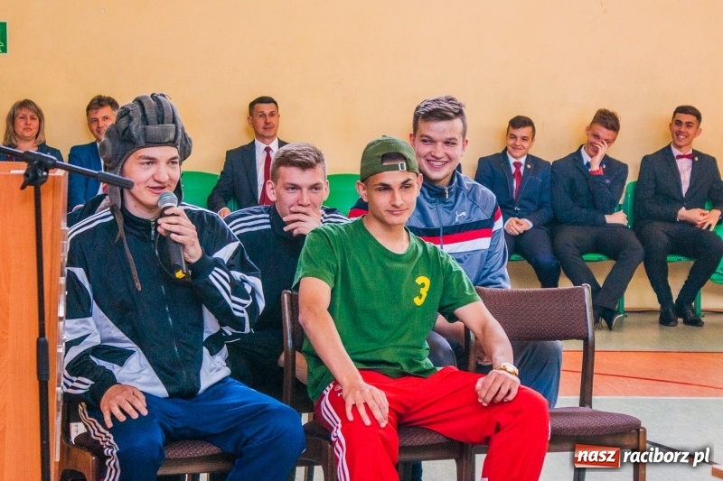 Zdjęcie w galerii na portalu naszraciborz.pl: Pożegnania nadszedł czas. Absolwenci Mechanika odebrali swoje świadectwa wiadomości z regionu