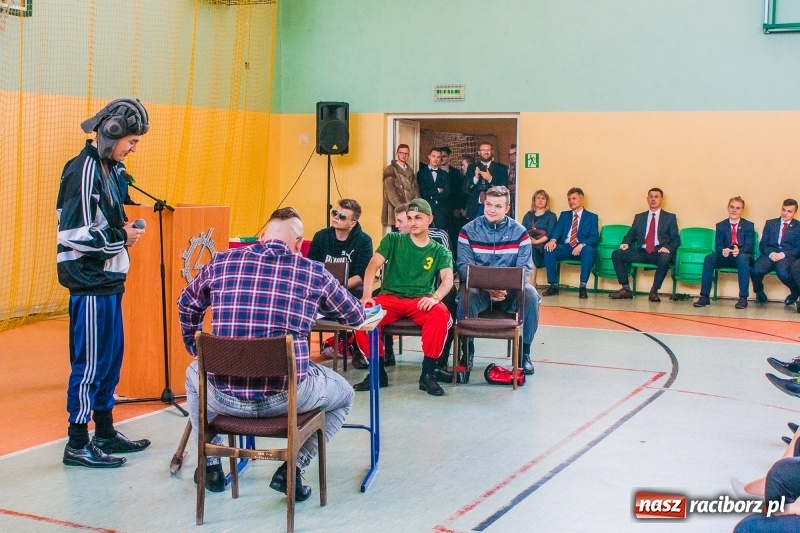 Zdjęcie w galerii na portalu naszraciborz.pl: Pożegnania nadszedł czas. Absolwenci Mechanika odebrali swoje świadectwa wiadomości z regionu