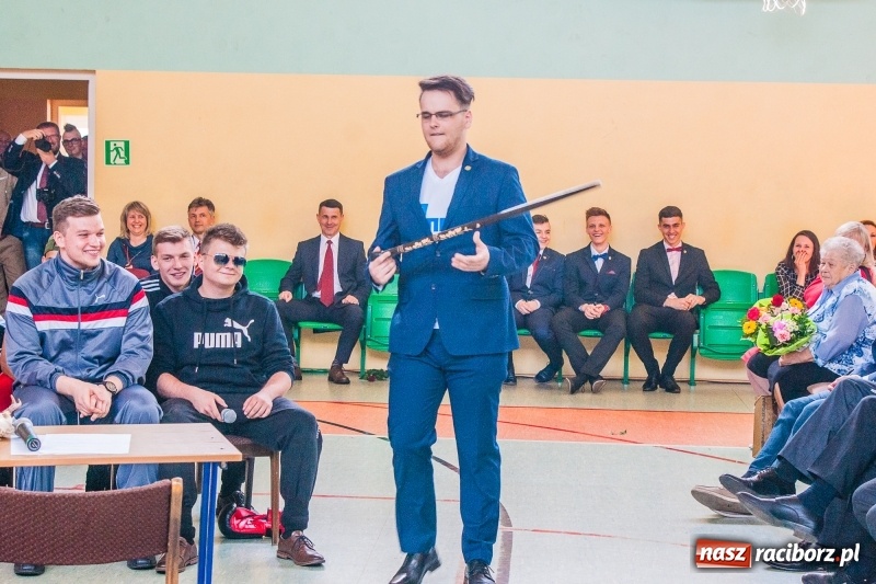 Zdjęcie w galerii na portalu naszraciborz.pl: Pożegnania nadszedł czas. Absolwenci Mechanika odebrali swoje świadectwa wiadomości z regionu