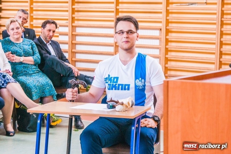 Zdjęcie w galerii na portalu naszraciborz.pl: Pożegnania nadszedł czas. Absolwenci Mechanika odebrali swoje świadectwa wiadomości z regionu