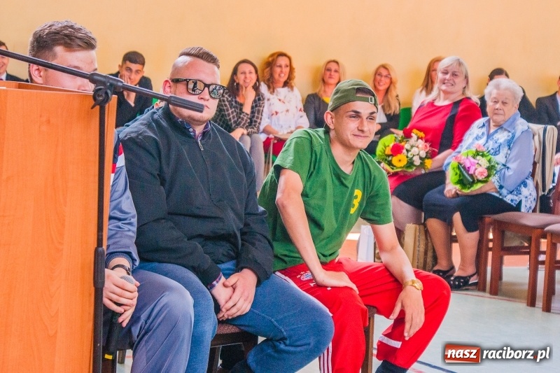 Zdjęcie w galerii na portalu naszraciborz.pl: Pożegnania nadszedł czas. Absolwenci Mechanika odebrali swoje świadectwa wiadomości z regionu