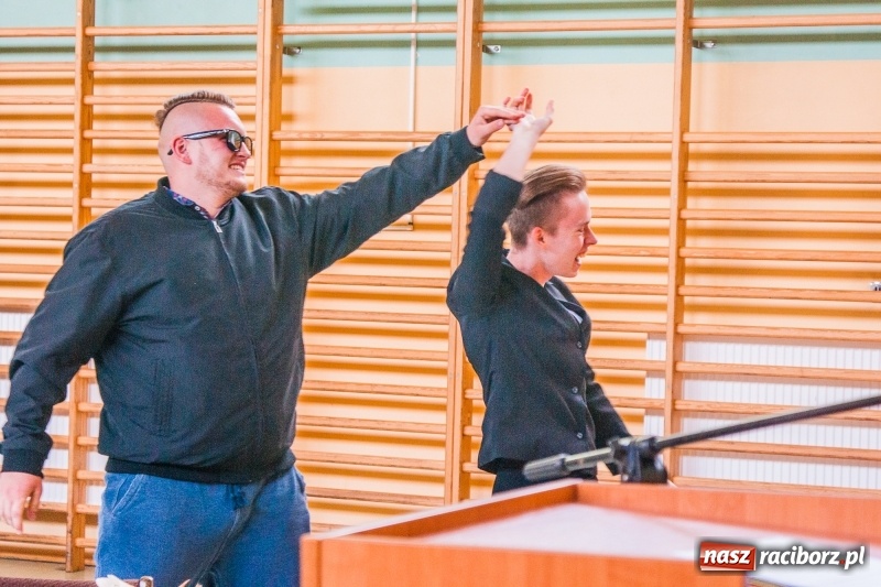 Zdjęcie w galerii na portalu naszraciborz.pl: Pożegnania nadszedł czas. Absolwenci Mechanika odebrali swoje świadectwa wiadomości z regionu