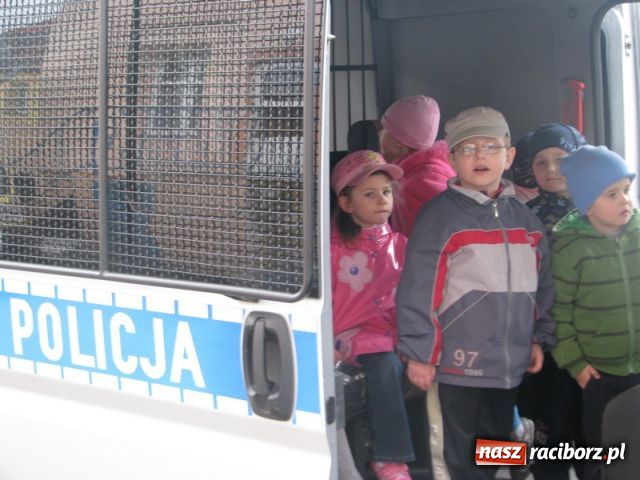Zdjęcie w galerii na portalu naszraciborz.pl: Przedszkolaki na policji wiadomości z regionu