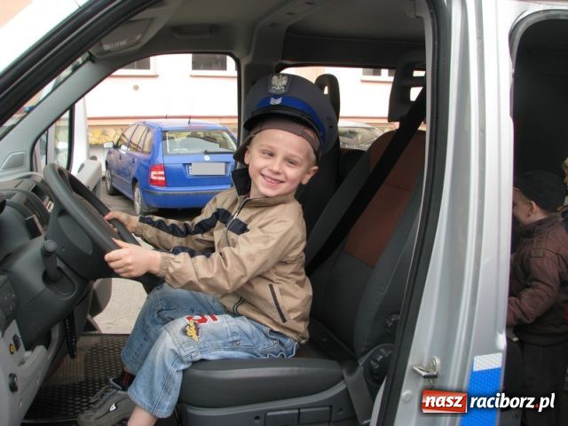 Zdjęcie w galerii na portalu naszraciborz.pl: Przedszkolaki na policji wiadomości z regionu