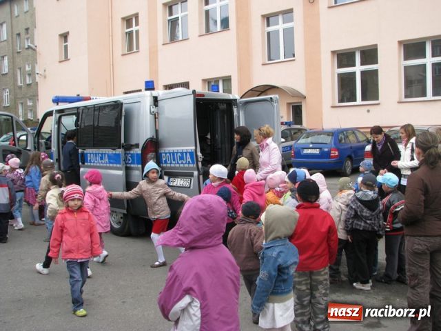 Zdjęcie w galerii na portalu naszraciborz.pl: Przedszkolaki na policji wiadomości z regionu