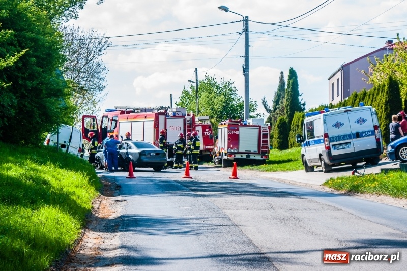 Zdjęcie w galerii na portalu naszraciborz.pl: Zderzenie audi i volkswagena w Pawłowie. 15-latek trafił do szpitala wiadomości z regionu