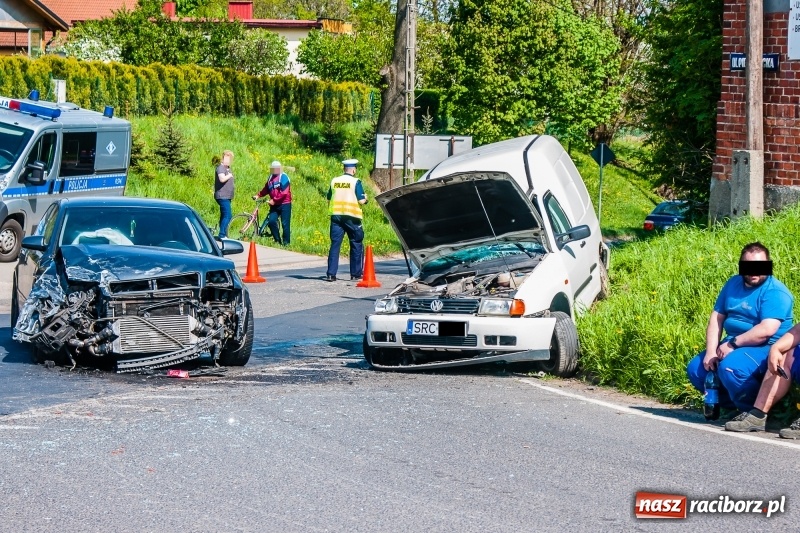 Zdjęcie w galerii na portalu naszraciborz.pl: Zderzenie audi i volkswagena w Pawłowie. 15-latek trafił do szpitala wiadomości z regionu