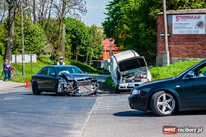 Zdjęcie w galerii na portalu naszraciborz.pl: Zderzenie audi i volkswagena w Pawłowie. 15-latek trafił do szpitala wiadomości z regionu
