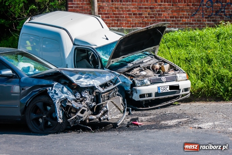 Zdjęcie w galerii na portalu naszraciborz.pl: Zderzenie audi i volkswagena w Pawłowie. 15-latek trafił do szpitala wiadomości z regionu