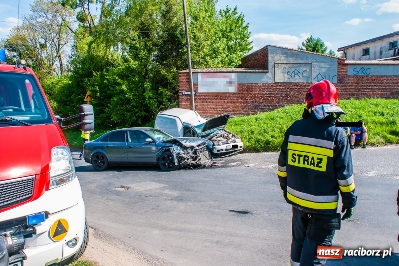 Zdjęcie w galerii na portalu naszraciborz.pl: Zderzenie audi i volkswagena w Pawłowie. 15-latek trafił do szpitala wiadomości z regionu