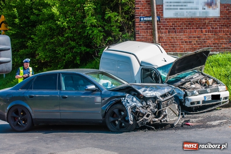 Zdjęcie w galerii na portalu naszraciborz.pl: Zderzenie audi i volkswagena w Pawłowie. 15-latek trafił do szpitala wiadomości z regionu