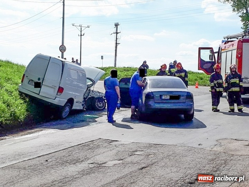 Zdjęcie w galerii na portalu naszraciborz.pl: Zderzenie audi i volkswagena w Pawłowie. 15-latek trafił do szpitala wiadomości z regionu