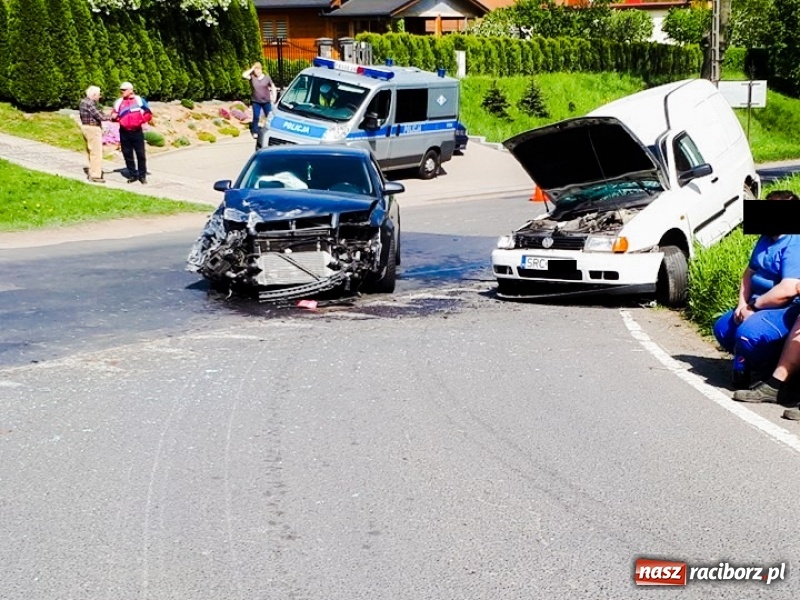 Zdjęcie w galerii na portalu naszraciborz.pl: Zderzenie audi i volkswagena w Pawłowie. 15-latek trafił do szpitala wiadomości z regionu