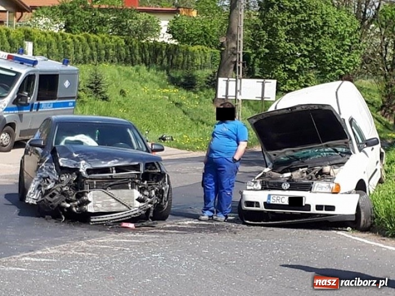 Zdjęcie w galerii na portalu naszraciborz.pl: Zderzenie audi i volkswagena w Pawłowie. 15-latek trafił do szpitala wiadomości z regionu