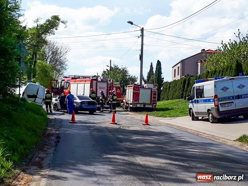 Zdjęcie w galerii na portalu naszraciborz.pl: Zderzenie audi i volkswagena w Pawłowie. 15-latek trafił do szpitala wiadomości z regionu