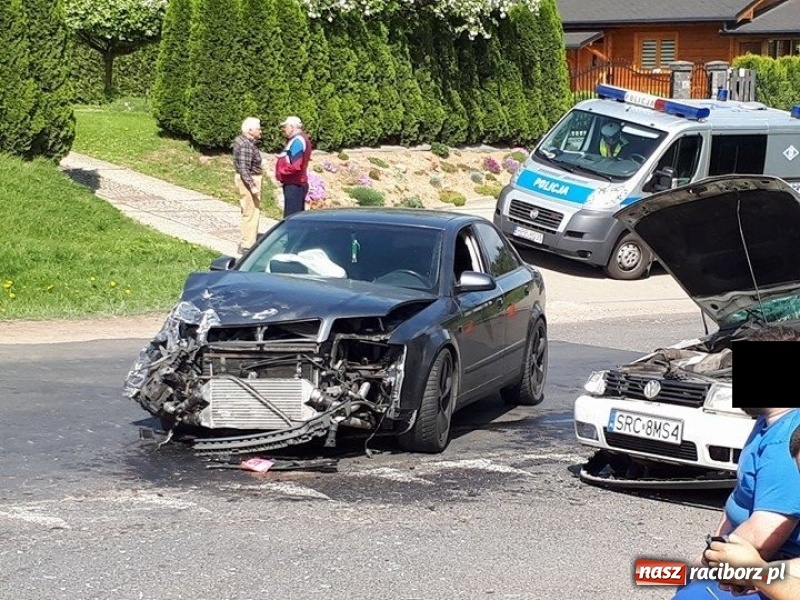Zdjęcie w galerii na portalu naszraciborz.pl: Zderzenie audi i volkswagena w Pawłowie. 15-latek trafił do szpitala wiadomości z regionu