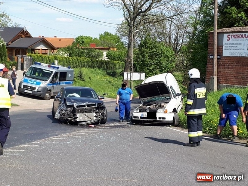 Zdjęcie w galerii na portalu naszraciborz.pl: Zderzenie audi i volkswagena w Pawłowie. 15-latek trafił do szpitala wiadomości z regionu