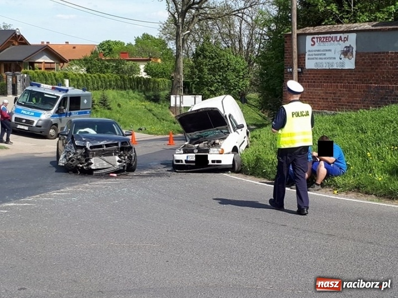 Zdjęcie w galerii na portalu naszraciborz.pl: Zderzenie audi i volkswagena w Pawłowie. 15-latek trafił do szpitala wiadomości z regionu