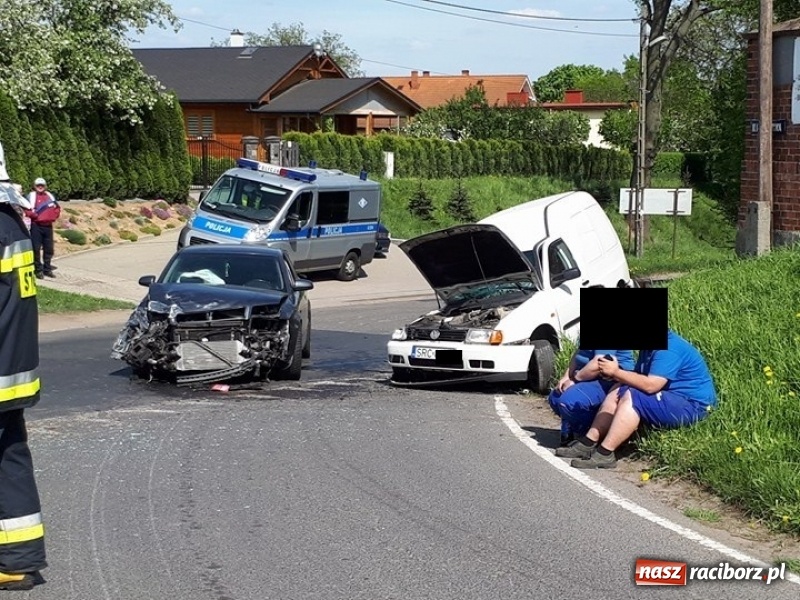 Zdjęcie w galerii na portalu naszraciborz.pl: Zderzenie audi i volkswagena w Pawłowie. 15-latek trafił do szpitala wiadomości z regionu