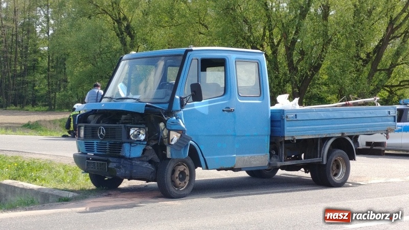 Zdjęcie w galerii na portalu naszraciborz.pl: Zderzenie astry i mercedesa w Markowicach FOTO wiadomości z regionu