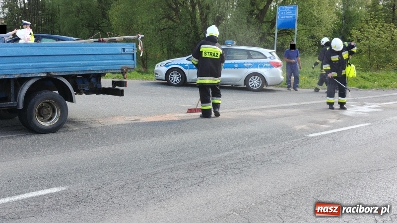 Zdjęcie w galerii na portalu naszraciborz.pl: Zderzenie astry i mercedesa w Markowicach FOTO wiadomości z regionu