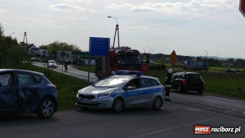 Zdjęcie w galerii na portalu naszraciborz.pl: Zderzenie astry i mercedesa w Markowicach FOTO wiadomości z regionu