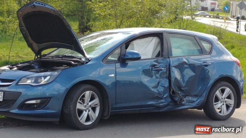 Zdjęcie w galerii na portalu naszraciborz.pl: Zderzenie astry i mercedesa w Markowicach FOTO wiadomości z regionu