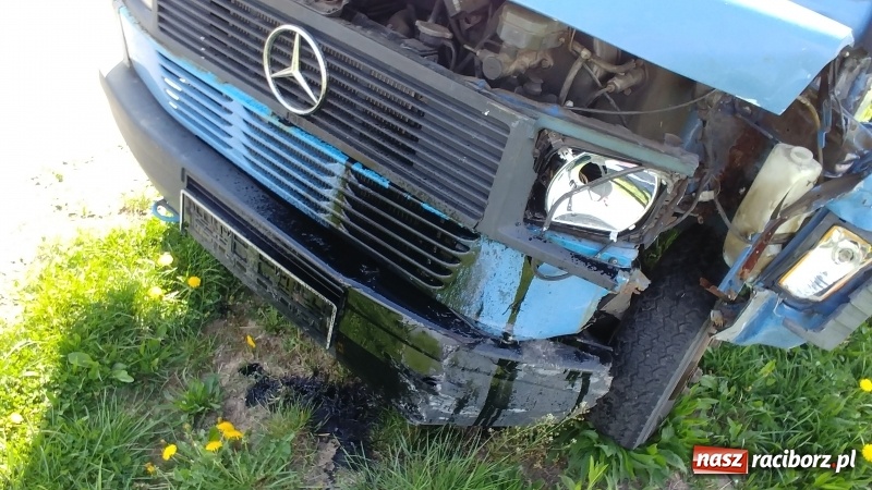 Zdjęcie w galerii na portalu naszraciborz.pl: Zderzenie astry i mercedesa w Markowicach FOTO wiadomości z regionu