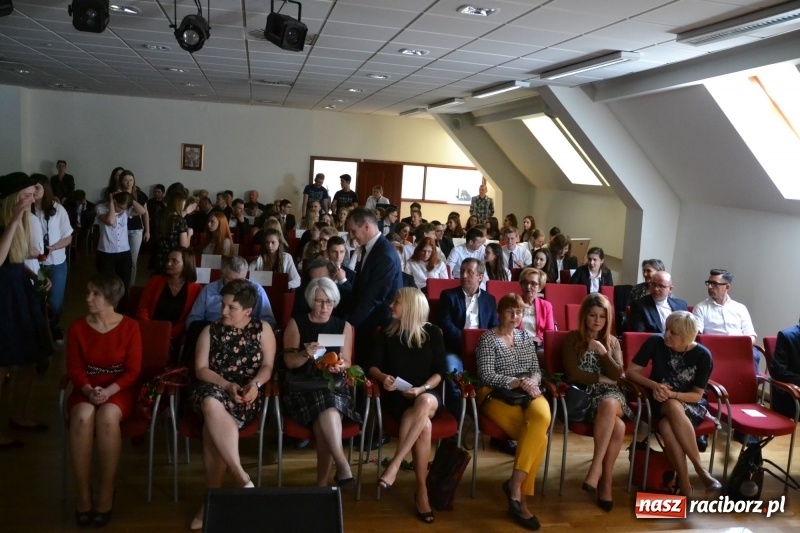 Zdjęcie w galerii na portalu naszraciborz.pl: Kasprowicz żegnał maturzystów na zamku wiadomości z regionu