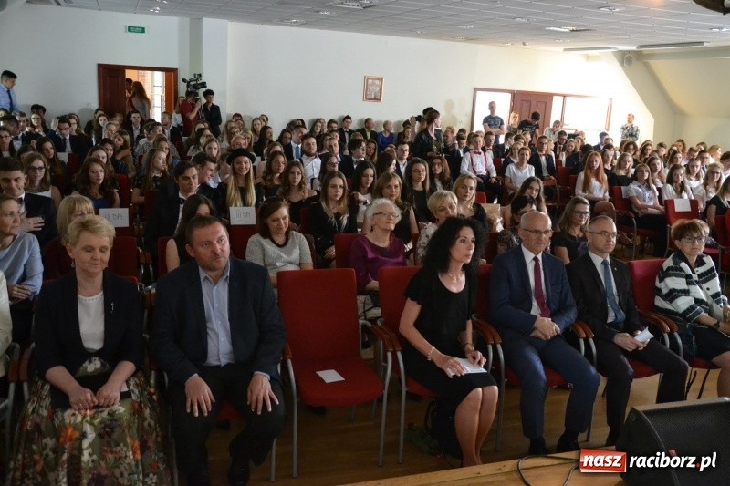 Zdjęcie w galerii na portalu naszraciborz.pl: Kasprowicz żegnał maturzystów na zamku wiadomości z regionu