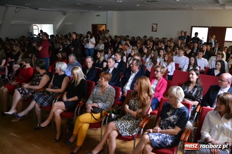 Zdjęcie w galerii na portalu naszraciborz.pl: Kasprowicz żegnał maturzystów na zamku wiadomości z regionu