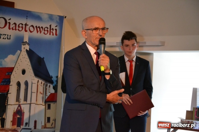 Zdjęcie w galerii na portalu naszraciborz.pl: Kasprowicz żegnał maturzystów na zamku wiadomości z regionu