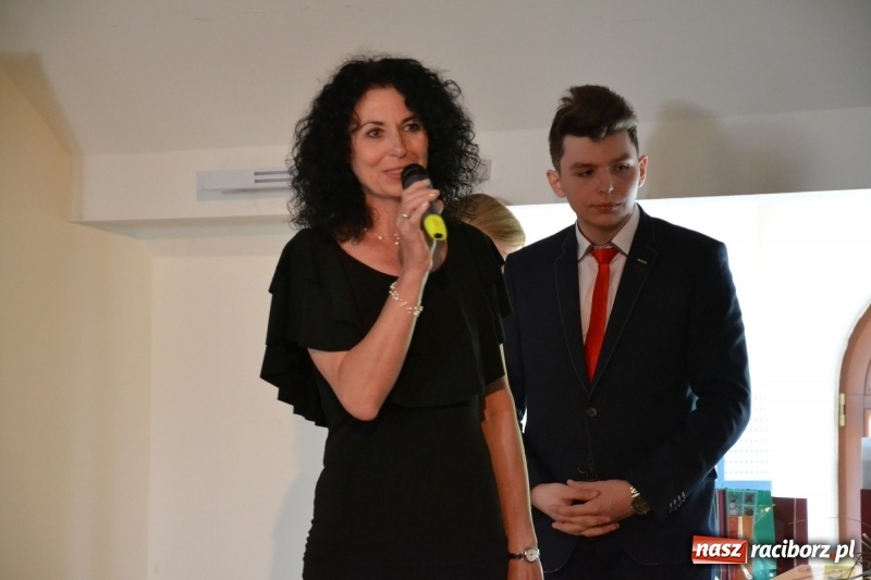 Zdjęcie w galerii na portalu naszraciborz.pl: Kasprowicz żegnał maturzystów na zamku wiadomości z regionu