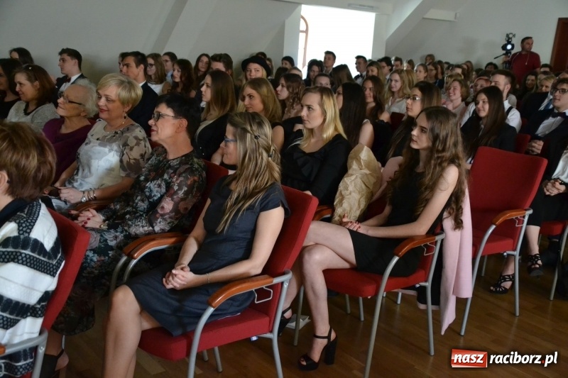 Zdjęcie w galerii na portalu naszraciborz.pl: Kasprowicz żegnał maturzystów na zamku wiadomości z regionu