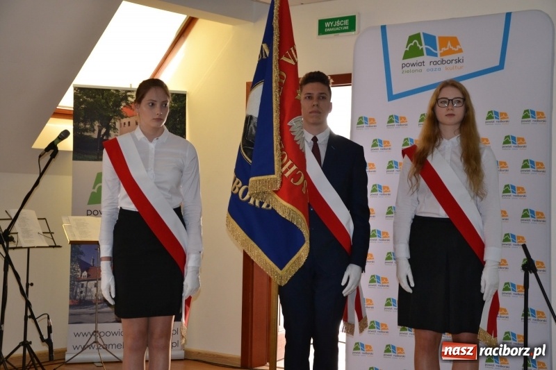 Zdjęcie w galerii na portalu naszraciborz.pl: Kasprowicz żegnał maturzystów na zamku wiadomości z regionu