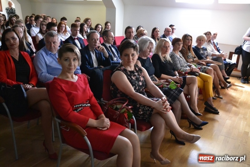 Zdjęcie w galerii na portalu naszraciborz.pl: Kasprowicz żegnał maturzystów na zamku wiadomości z regionu