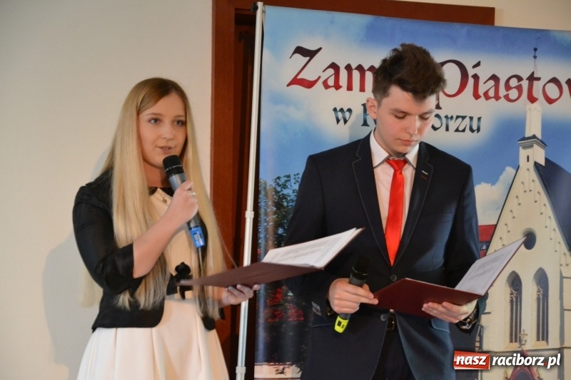 Zdjęcie w galerii na portalu naszraciborz.pl: Kasprowicz żegnał maturzystów na zamku wiadomości z regionu