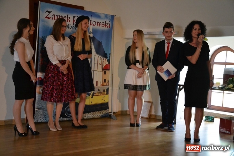 Zdjęcie w galerii na portalu naszraciborz.pl: Kasprowicz żegnał maturzystów na zamku wiadomości z regionu