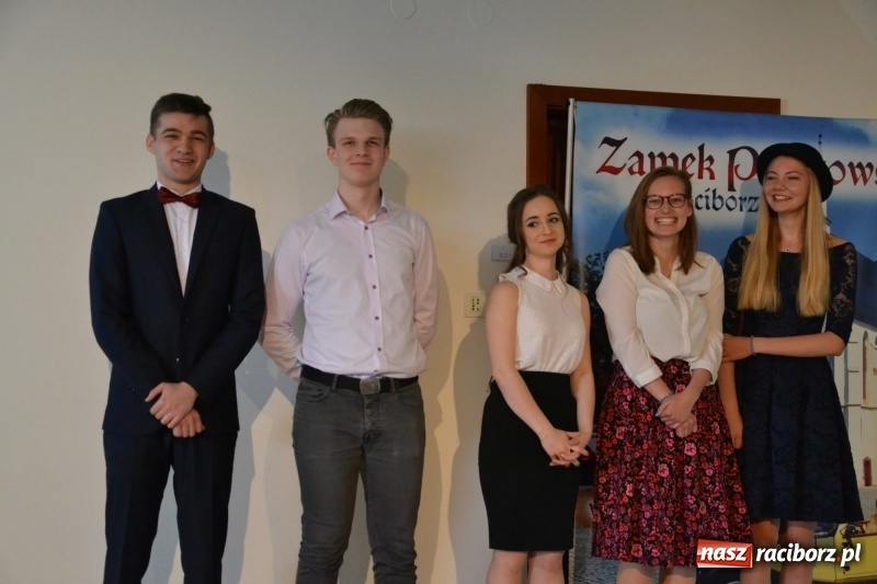 Zdjęcie w galerii na portalu naszraciborz.pl: Kasprowicz żegnał maturzystów na zamku wiadomości z regionu